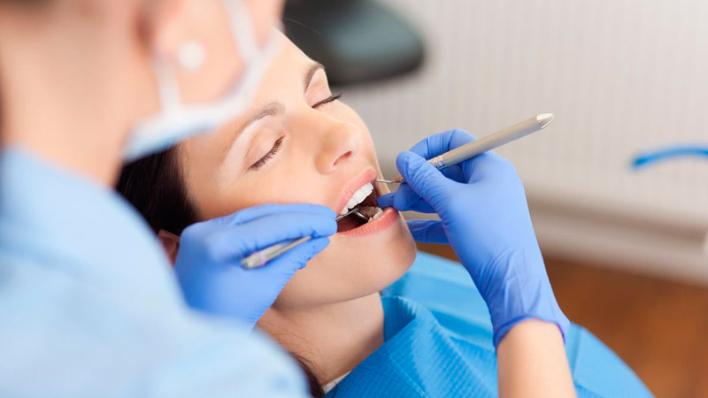 Mujer en consulta con dentista